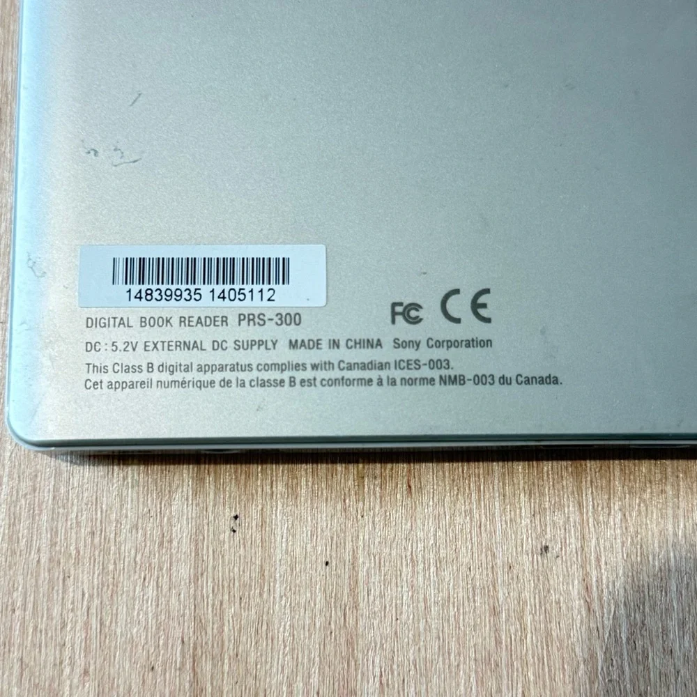 Sony PRS-300 eReaders Silver Broken Screen Turns On“Parts/Repair-Only”Buy As Is